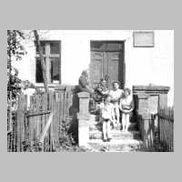 071-1078 Russische Bewohner des Hauses Julius Lilienthal in Paterswalde im Jahre 1952-53 auf der Treppe zum Fleischerladen.jpg